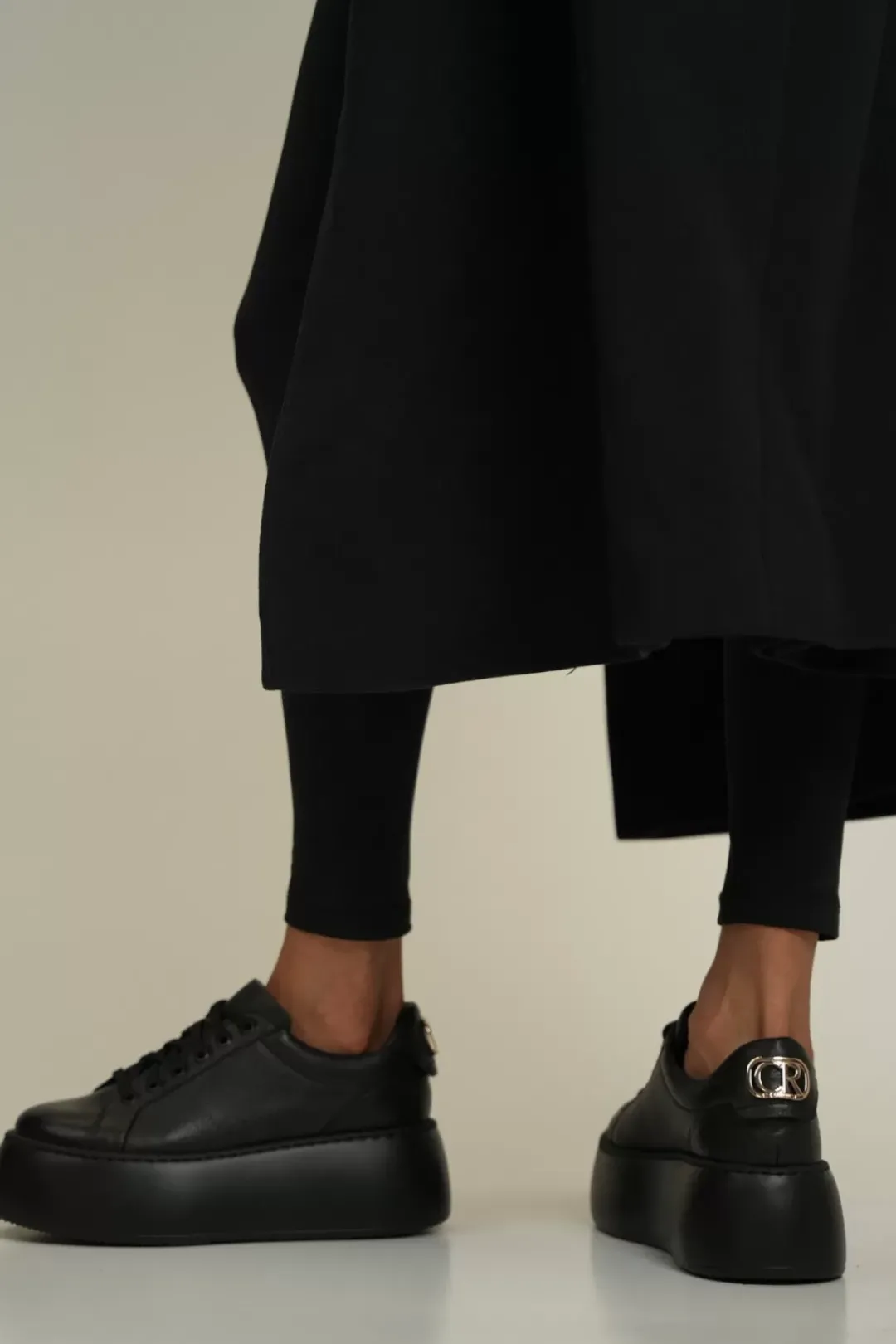 Damskie Carinii Skórzane Sneakersy Damskie | Czarne Sneakersy Damskie*Czarne sneakersy skórzane --B9040-J23-000-000-G23